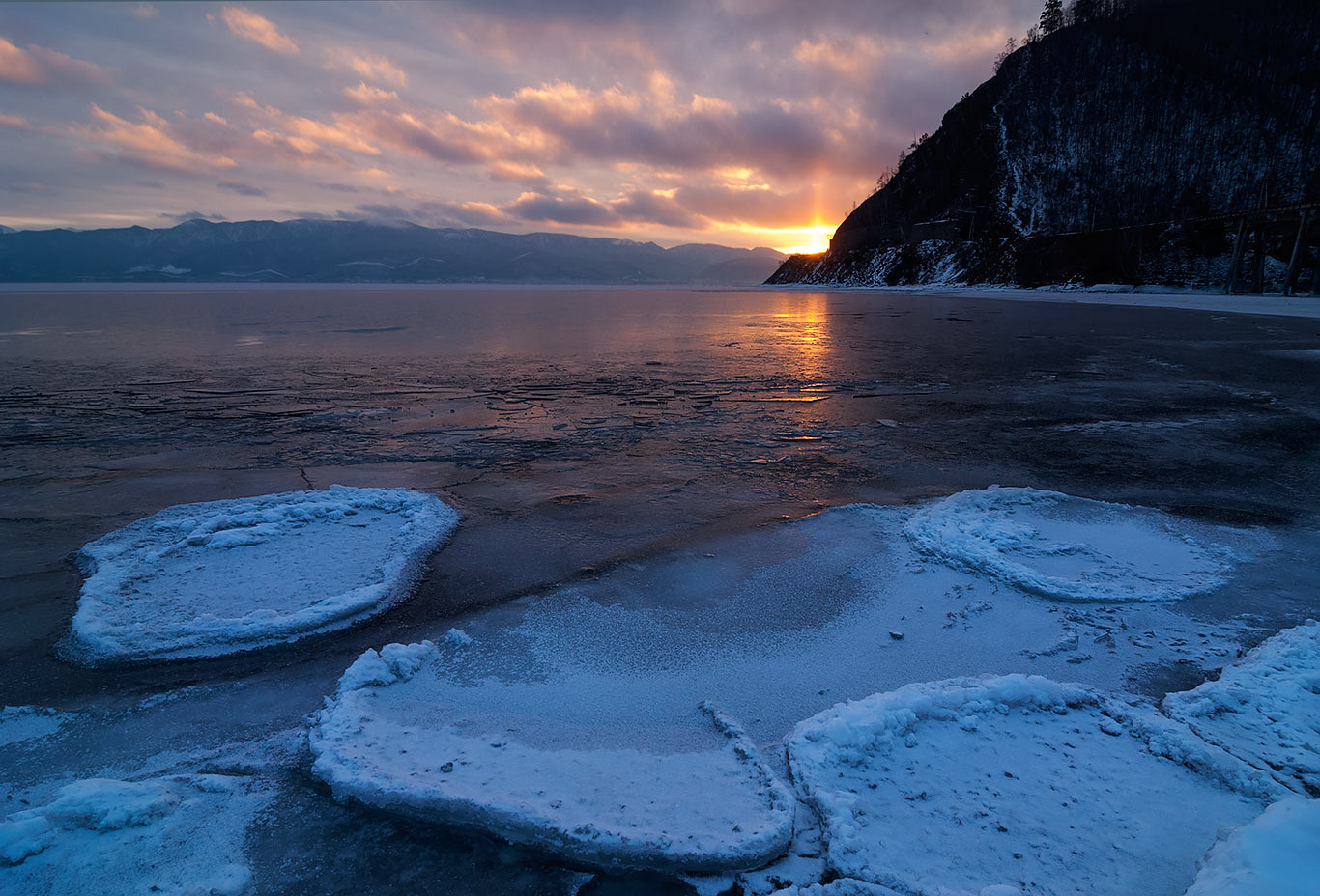 Удивительные летние вечера на байкале впр 5. Замерзшее озеро Байкал. Замерзший Байкал ночью. Замерзший океан. Зимний Байкал ночью.