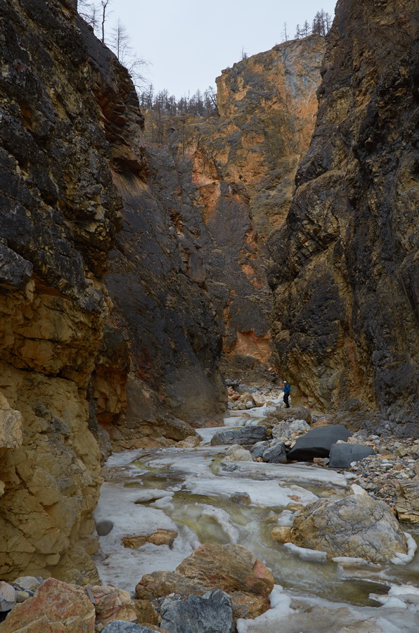 Ширина каньона местами порядка 5-6 метров