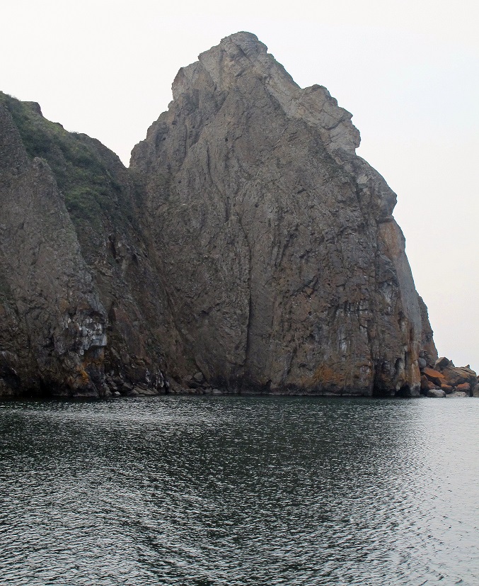 Дива лестница симеиз. Скала дева на острове ольхон. Скала дива крым. Дева скала. Дева скала.