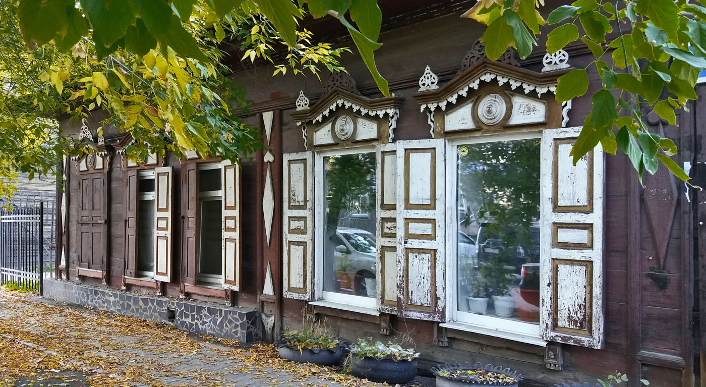 Деревянный дом на улице Бабушкина Иркутск