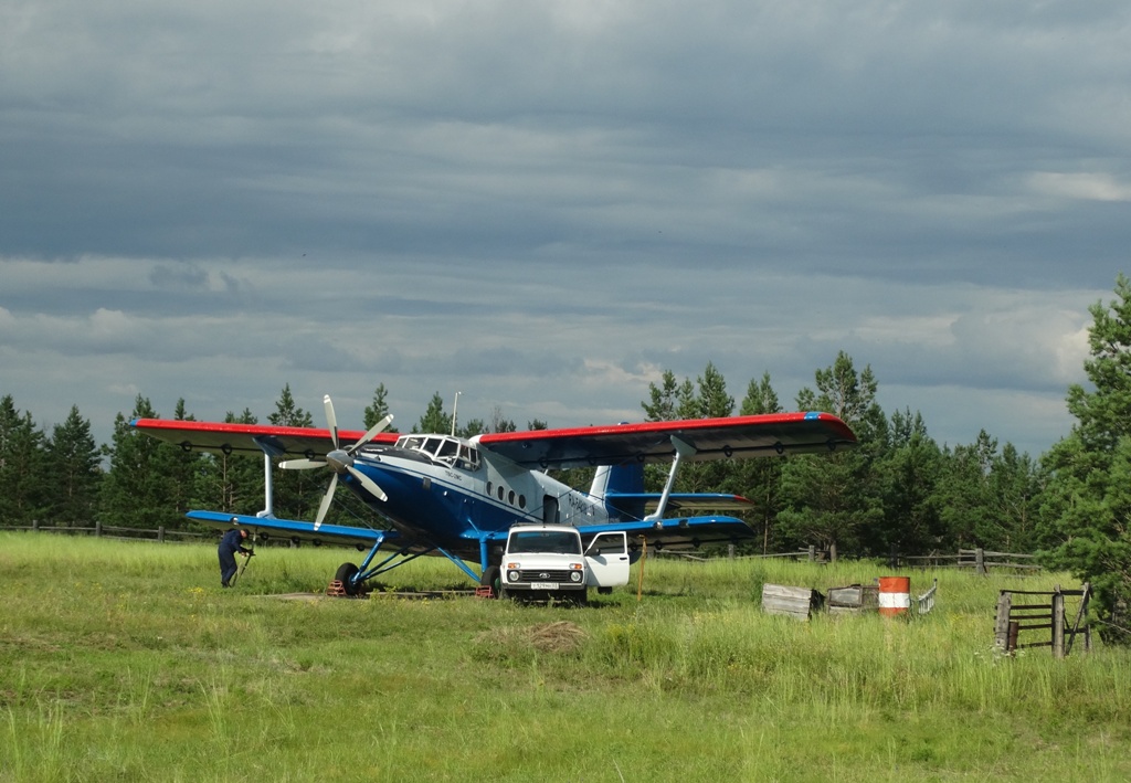 Самолёт на лётном поле аэропорта Баргузин