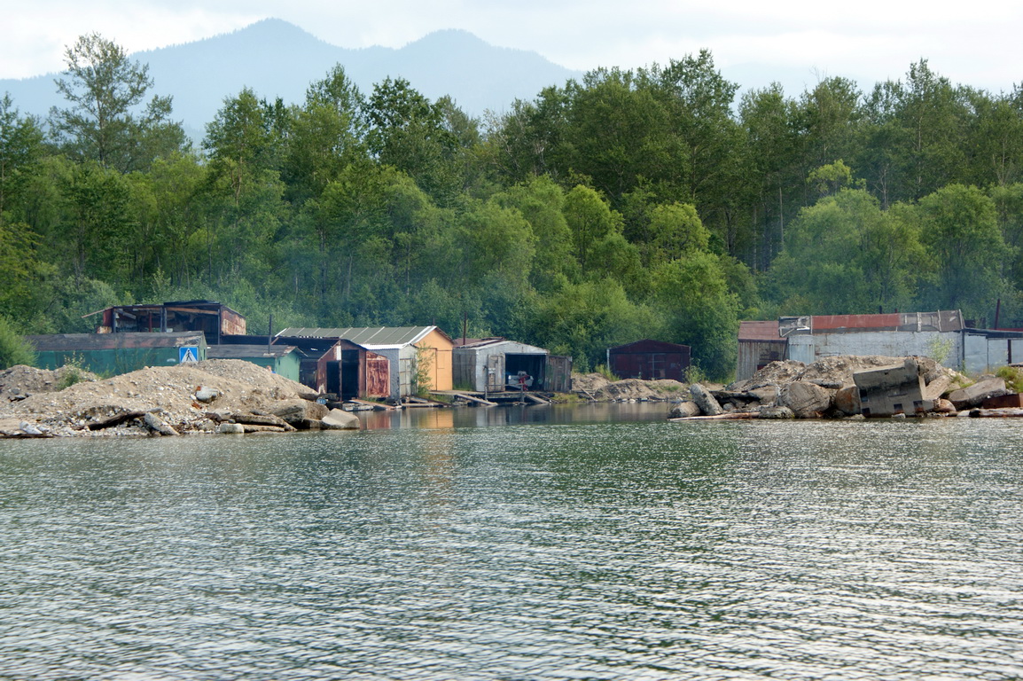 Лодочные гаражи восточнее реки Солзан