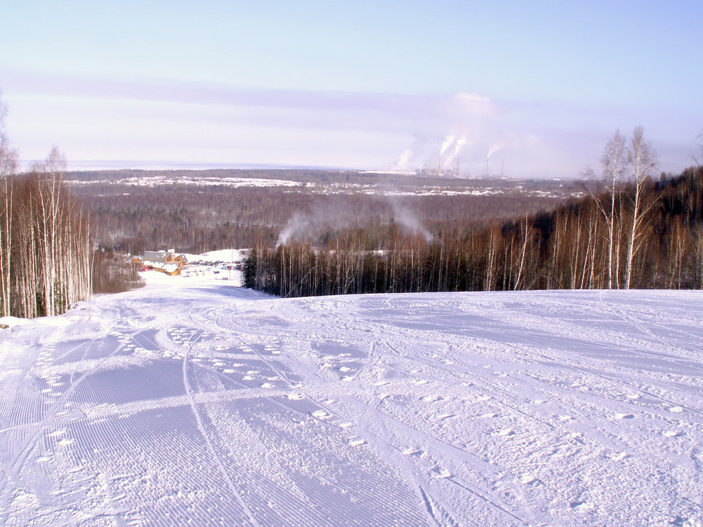 Вид с горы Соболиной на горнолыжную базу, поселок Байкальск и БЦБК
