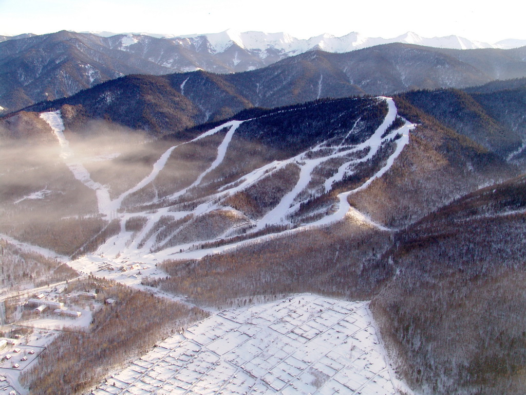 Гора Соболиная с горнолыжными трассами, снято с вертолета