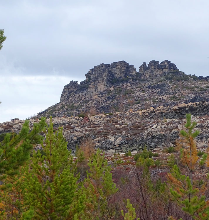 Вид на останцовые горы Голондинского хребта