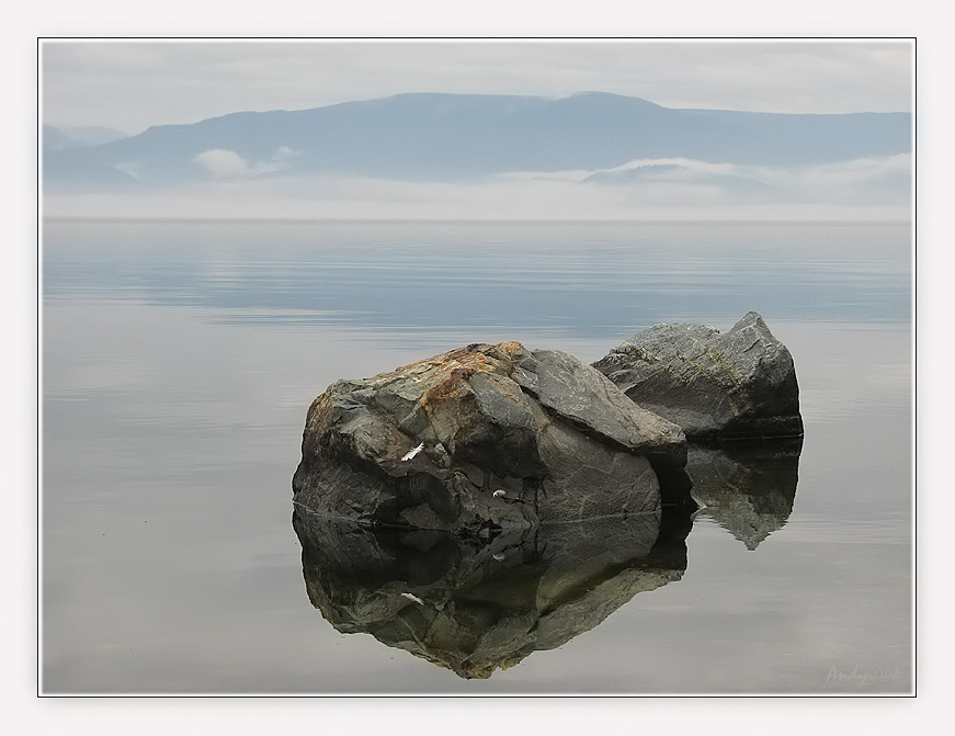 Купающиеся камни. Шаман камень на Байкале. Шаманский камень на Байкале. Озеро Байкал шаман камень. Камень Ангара и Байкал.