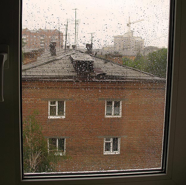 Капель стучит по крышам. Мокрая крыша. Дождь по крыше. Дождь стучит по крышам. Дом дождик по крыше.