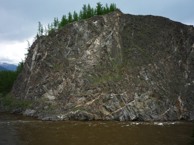 Скала напротив устья Жом-Болока