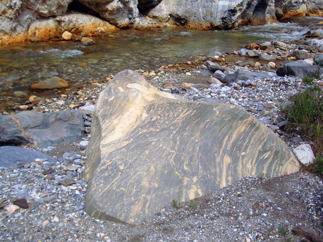 Пошла вода на камень. Камни в воде. Камни скалы вода. Камень сточенный водой. Вода камень точит.