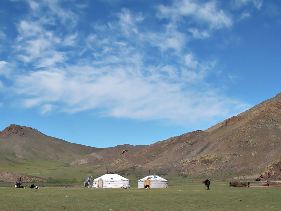 Забор, арба, спутниковая тарелка и солнечная батарея - 21 век Монголии