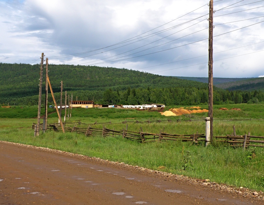 Бывшая ферма в деревне Тюменцева