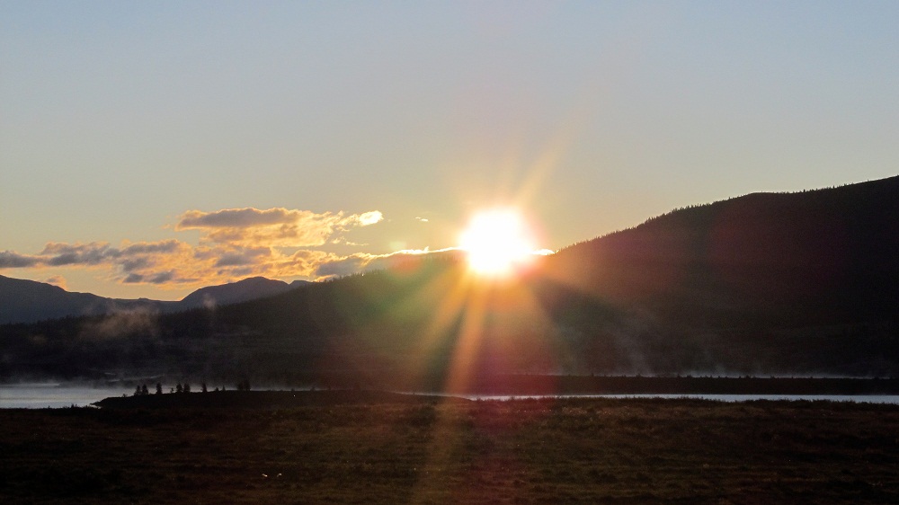 Восход солнца 2 мая 2024 года. Солнце Байкала. Солнце в Бурятии природа. Первые лучи восходящего солнца. Природа Тувы закат.