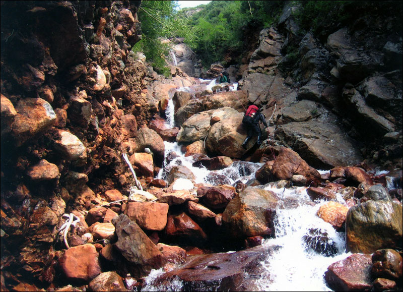 27. Движение в каньоне ниже водопада (прохождение 2-й ступени каньона Водопадный)
