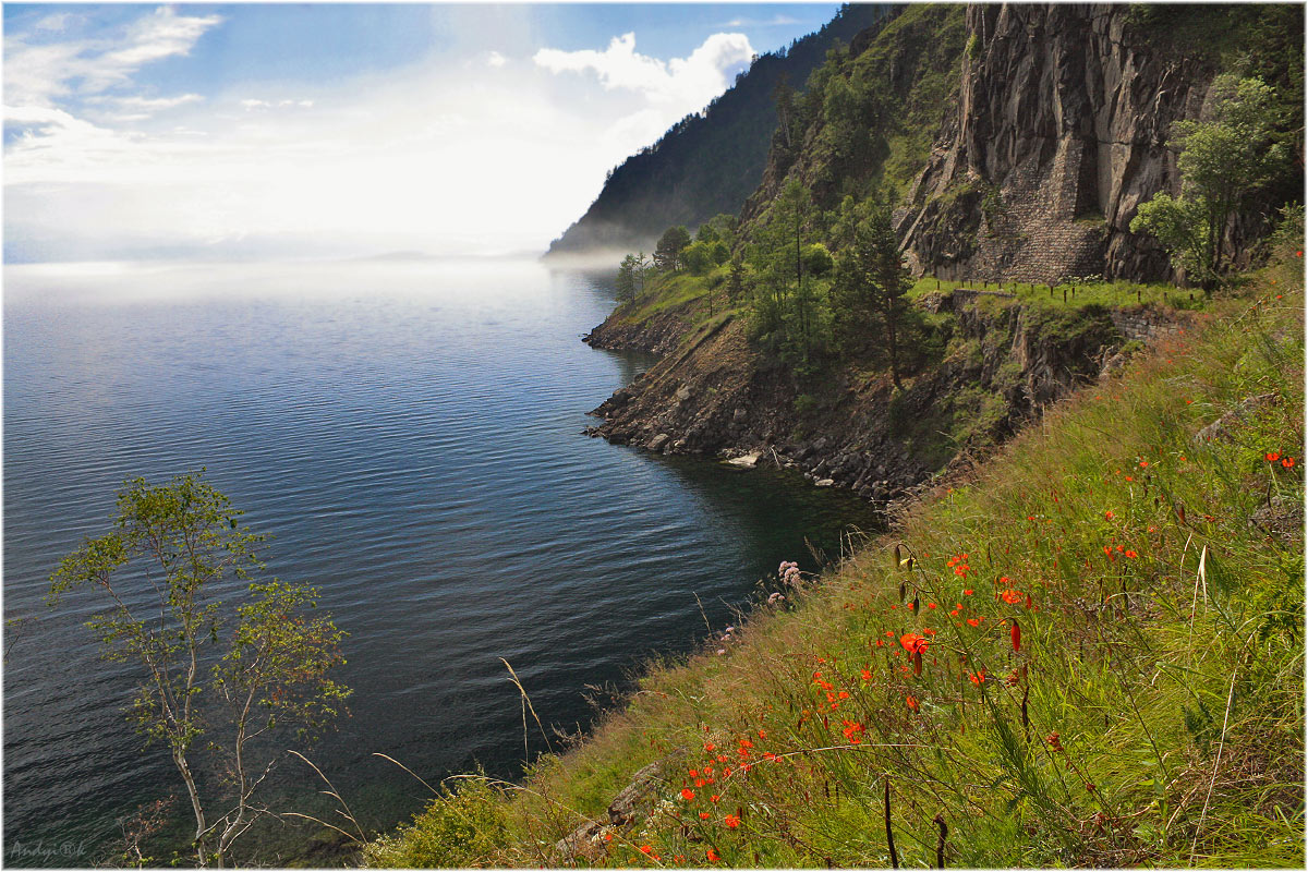 Восточно сибирское озеро. Берег озера Байкал. Озеро Байкал летом. Мыс Киркирей. Озеро Байкал, Восточная Сибирь.