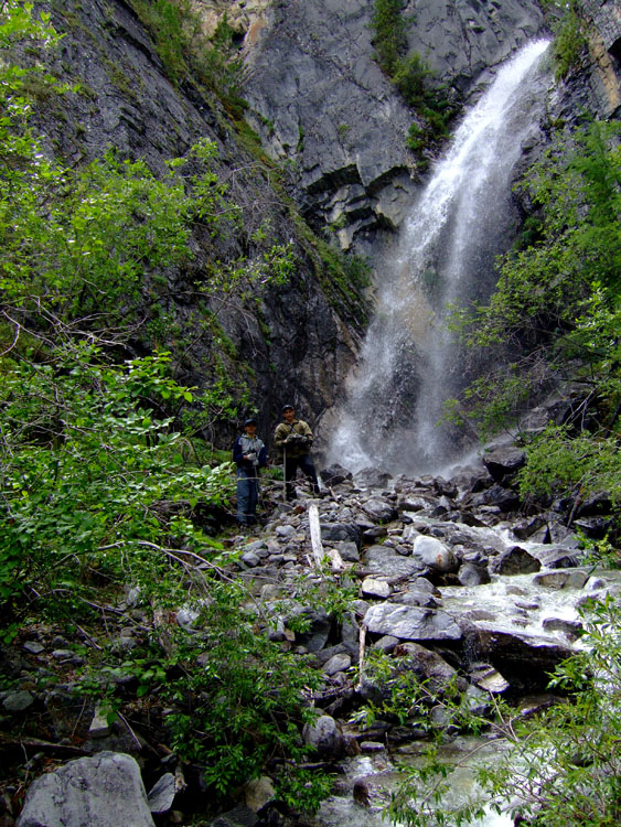 Алексей и Виктор возле водопада