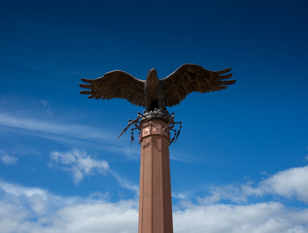 Крылатый орел. Ольхонский Орел. Статуя орла Ольхонский. Памятник Орел Челябинск. Орел на столбе.