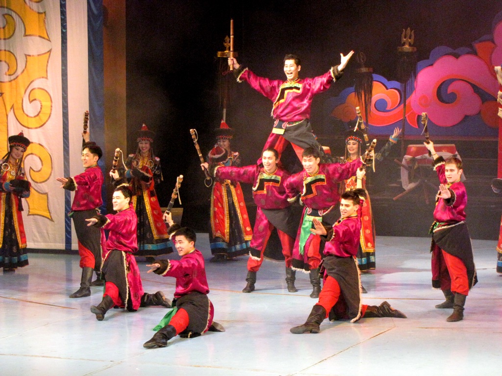 Театр песни и танца байкал. Ансамбль Байкал Улан-Удэ. Театр Байкал Улан-Удэ. Театр танца Байкал. Байкал театр танца танец.