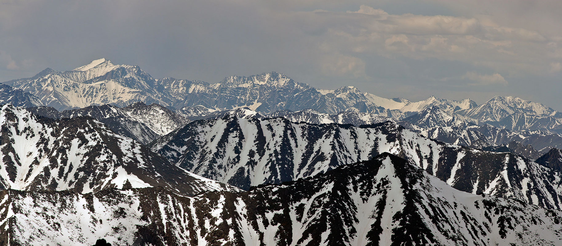 Вид с пика Маттерхорн на хребет Мунку-Сардык