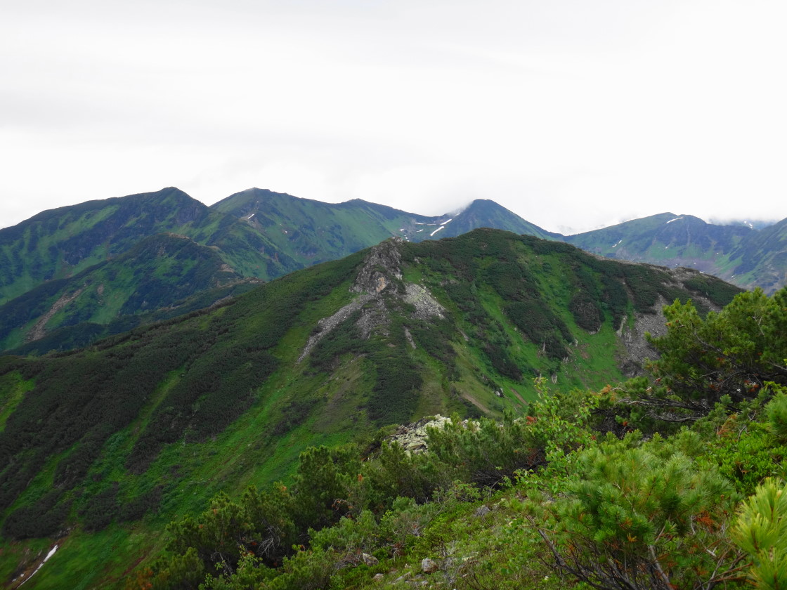 Вид в сторону перевала Байкал с вершины