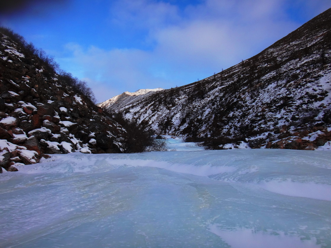 Ледовая река. Ледяная река. Река под льдом Хибины. Хулугайша фото зимой.